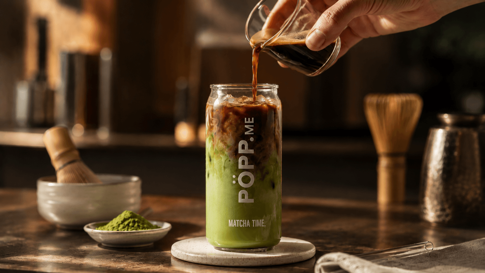Espresso Shot ergießt sich malerisch in eine eiskalte Matcha Latte